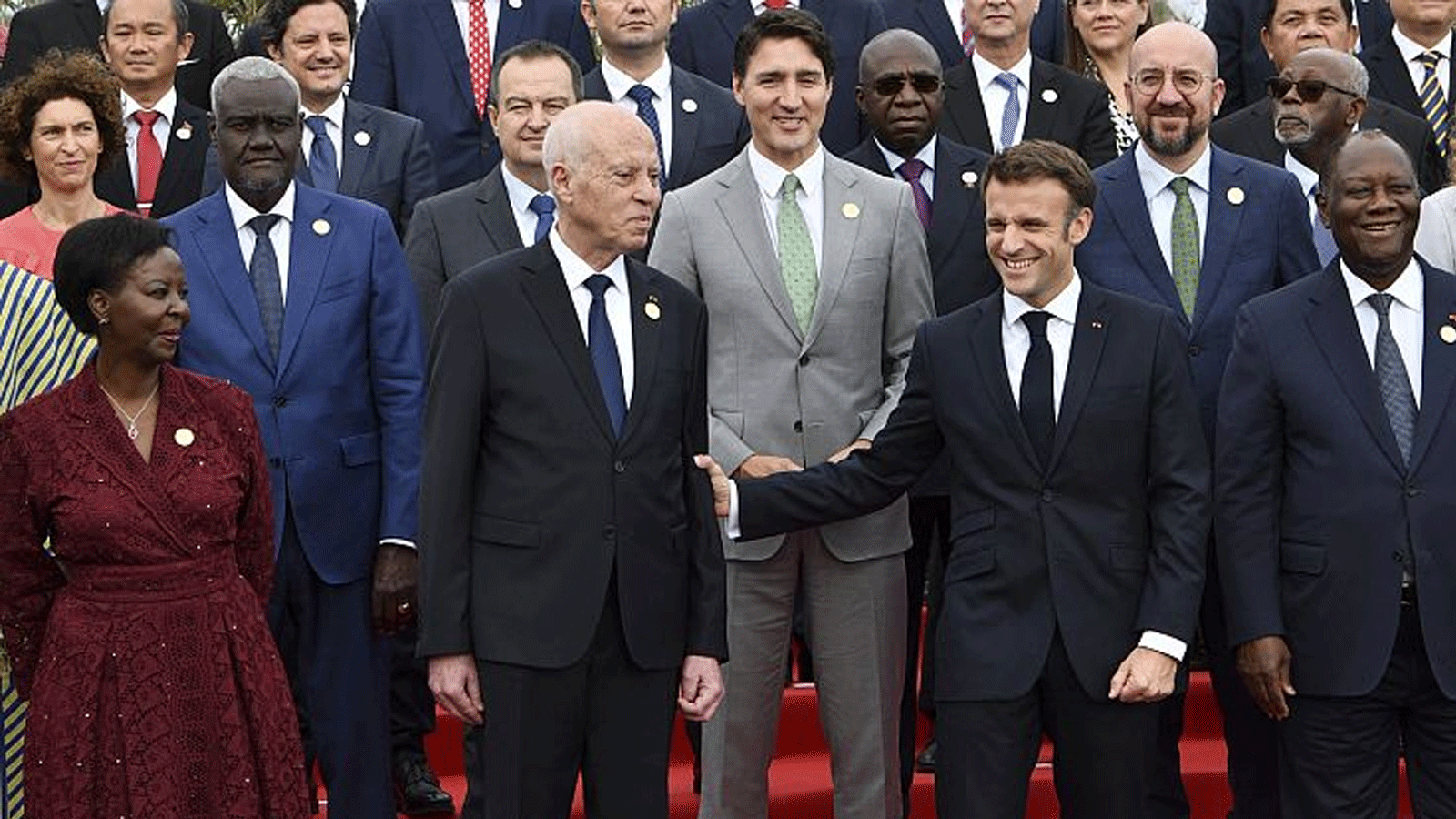 قادة البلدان الناطقة بالفرنسية يقفون لالتقاط صورة قبل القمة الفرنكوفونية الثامنة عشرة في تونس. 19 تشرين الثاني\نوفمبر 2022