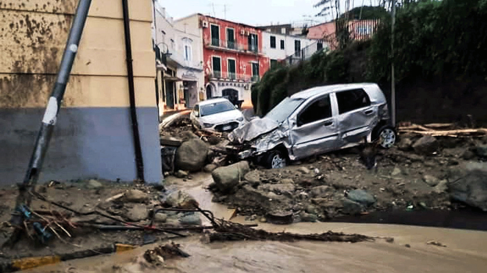 سيارات مدمرة في Casamicciola بجزيرة Ischia الجنوبية في 26 نوفمبر 2022، بعد هطول أمطار غزيرة تسببت في حدوث انهيار أرضي.