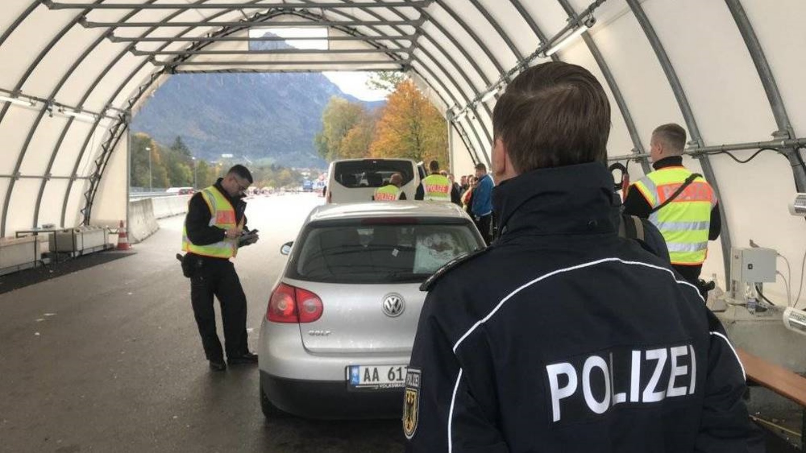 توقيف سيارة على الحدود السويسرية الألمانية يستقلها 23 راكباً