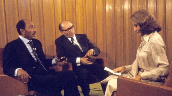باربرا والترز في 20 نوفمبر 1977 تقابل رئيس الوزراء الإسرائيلي مناحيم بيغن والرئيس المصري أنور السادات