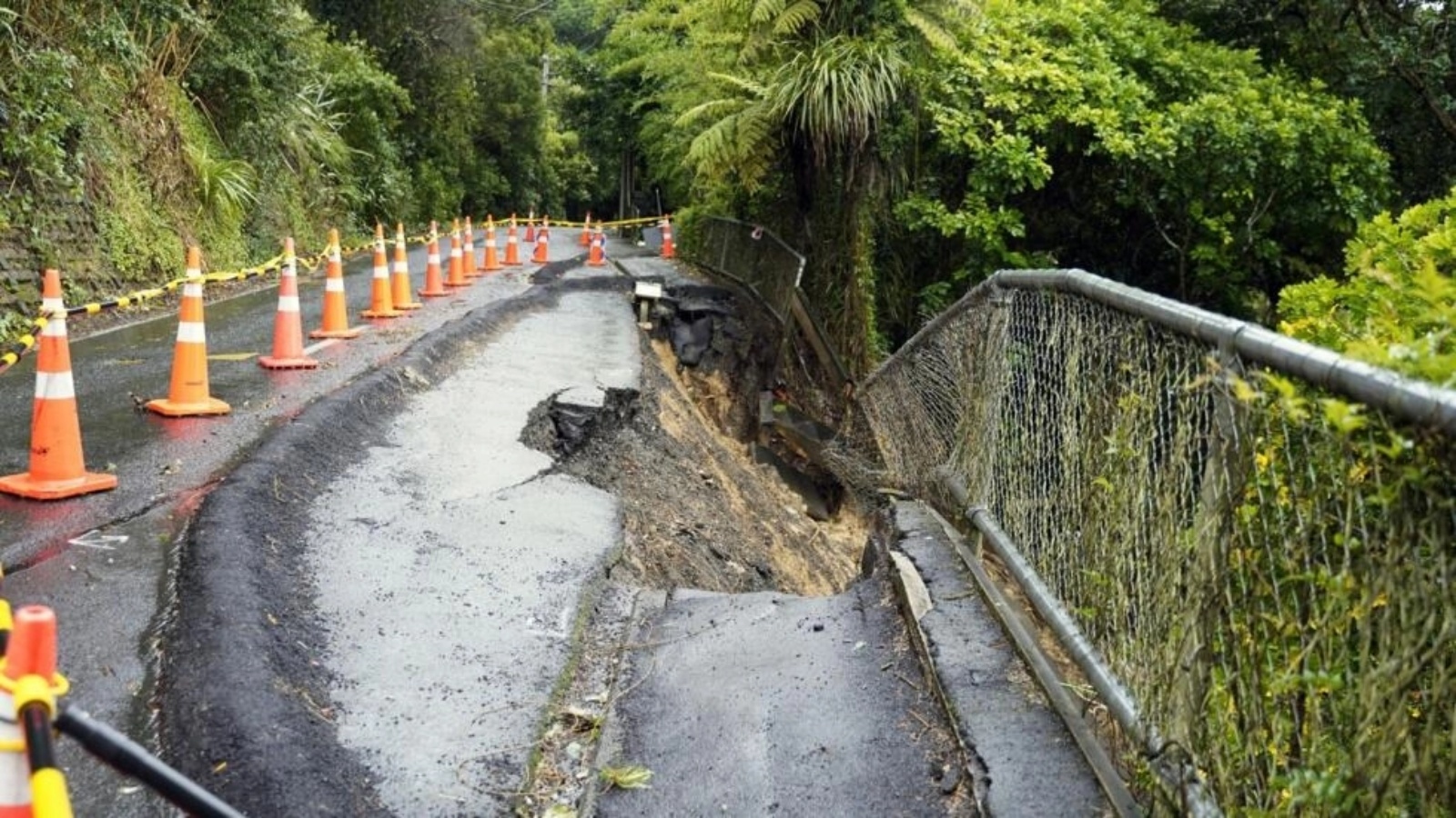 طريق تضرر من جراء عاصفة استوائية في 13 فبراير 2023 في منطقة أوكلاند في نيوزيلندا