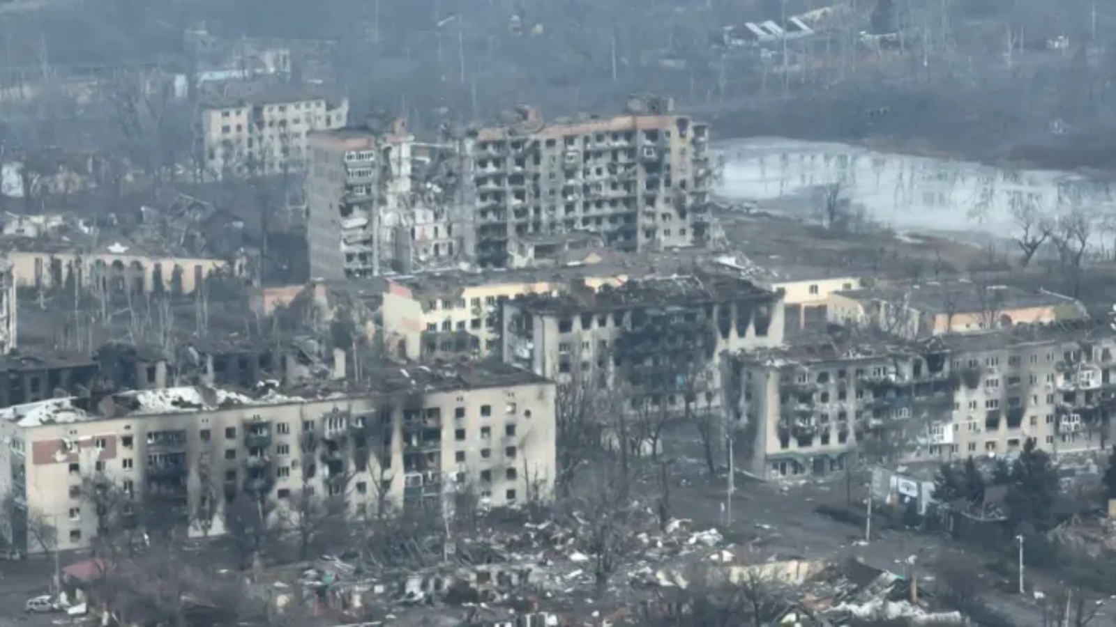 منظر جوي للدمار في باخموت في 27 فبراير 2023. يبدو أن القوات الروسية تشدد الخناق حول المدينة في دونيتسك.