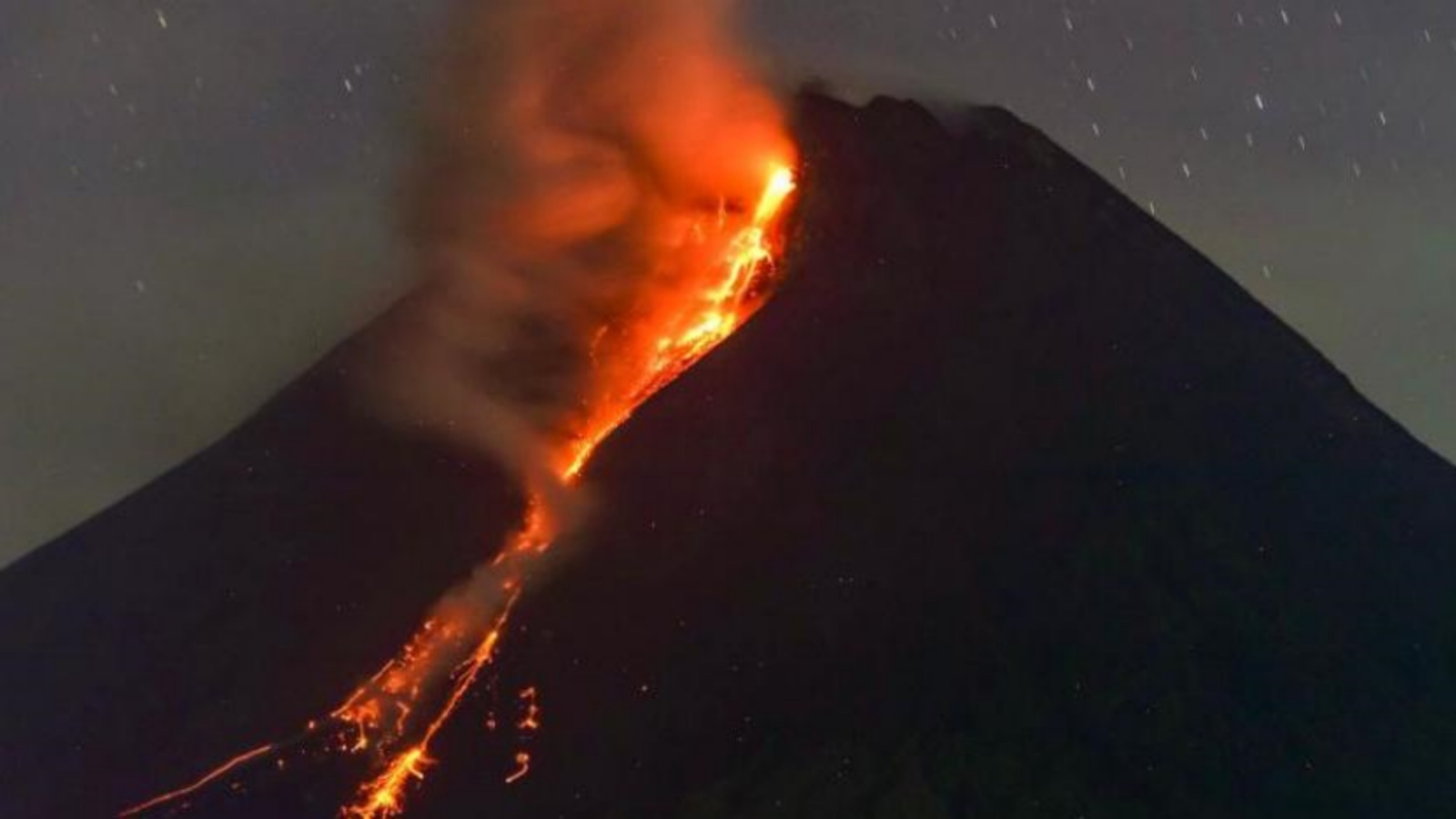 حمم منصهرة تتدفق من بركان ميرابي الإندونيسي