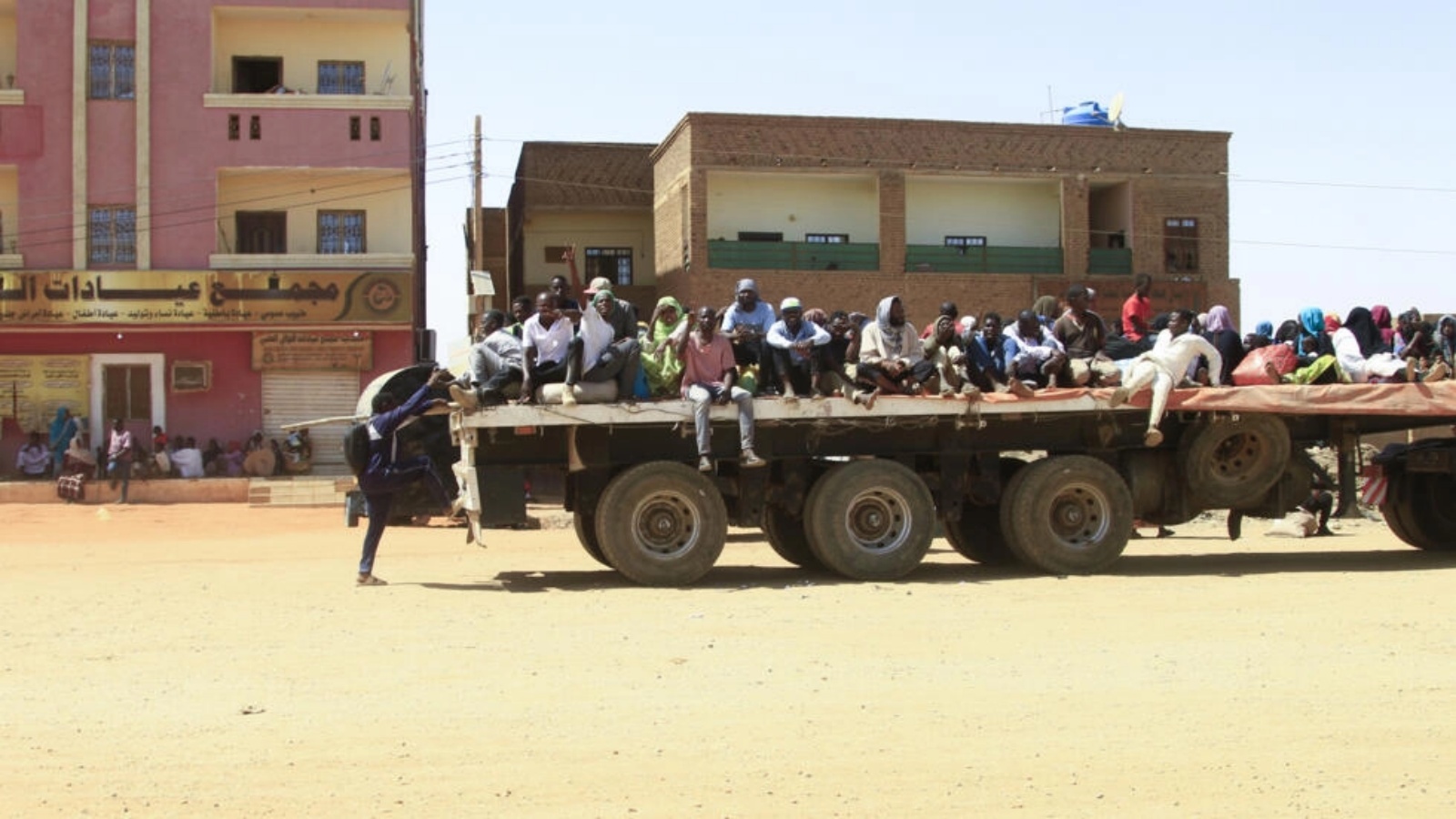 فارون من معارك الشوارع بين الجيش السوداني وقوات الدعم السريع، في جنوب العاصمة السودانية الخرطوم في 21 أبريل 2023