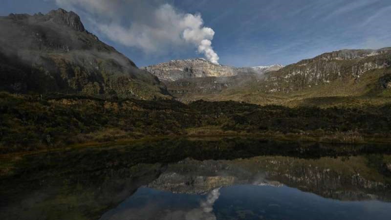 السلطات الكولومبية تحض سكان المناطق القريبة من بركان نشط على إخلائها