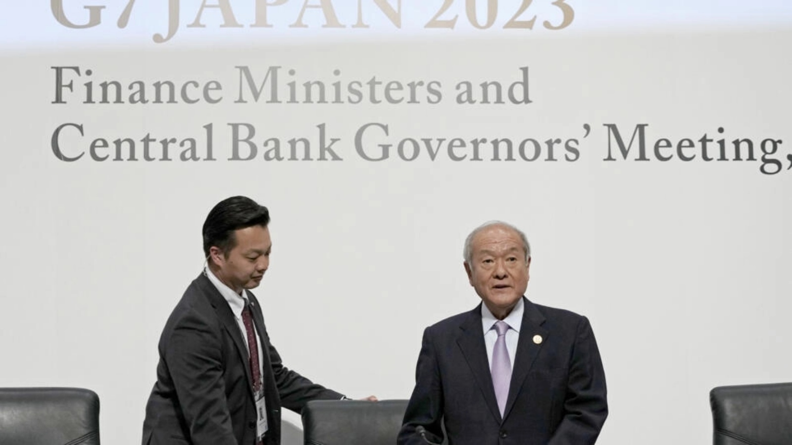 وزير المال الياباني شونيشي سوزوكي (يمين) يستعد لترؤس المؤتمر الصحافي لاجتماع وزراء المال وحكام المصارف المركزية لدول مجموعة السبع في نيغاتا بوسط اليابان في 13 مايو 2023 