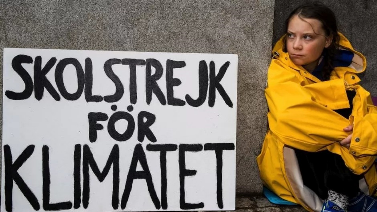 صورة أرشيفية لناشطة المناخ السويدية غريتا تونبيرغ في أول إضراب 