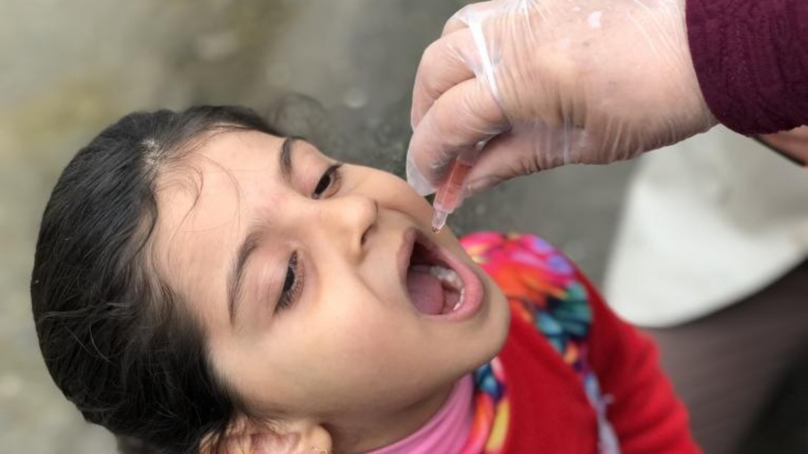طفلة عراقية تتلقى لقاحاً مضاداً للشلل حيث تشهد البلاد أكبر حملة من نوعها لتلقيح الأطفال (اليونيسف)