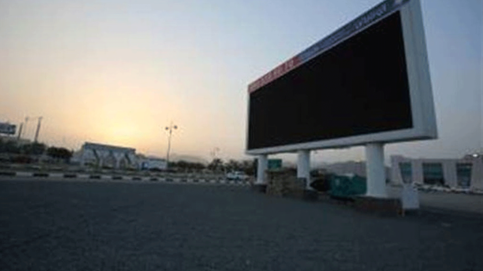 شاشة عرض ضخمة في بغداد حيث فوجئ المواطنون فجر الاحد 20 آب أغسطس 2023 بعرض مقاطع اباحية على احدها (تويتر)