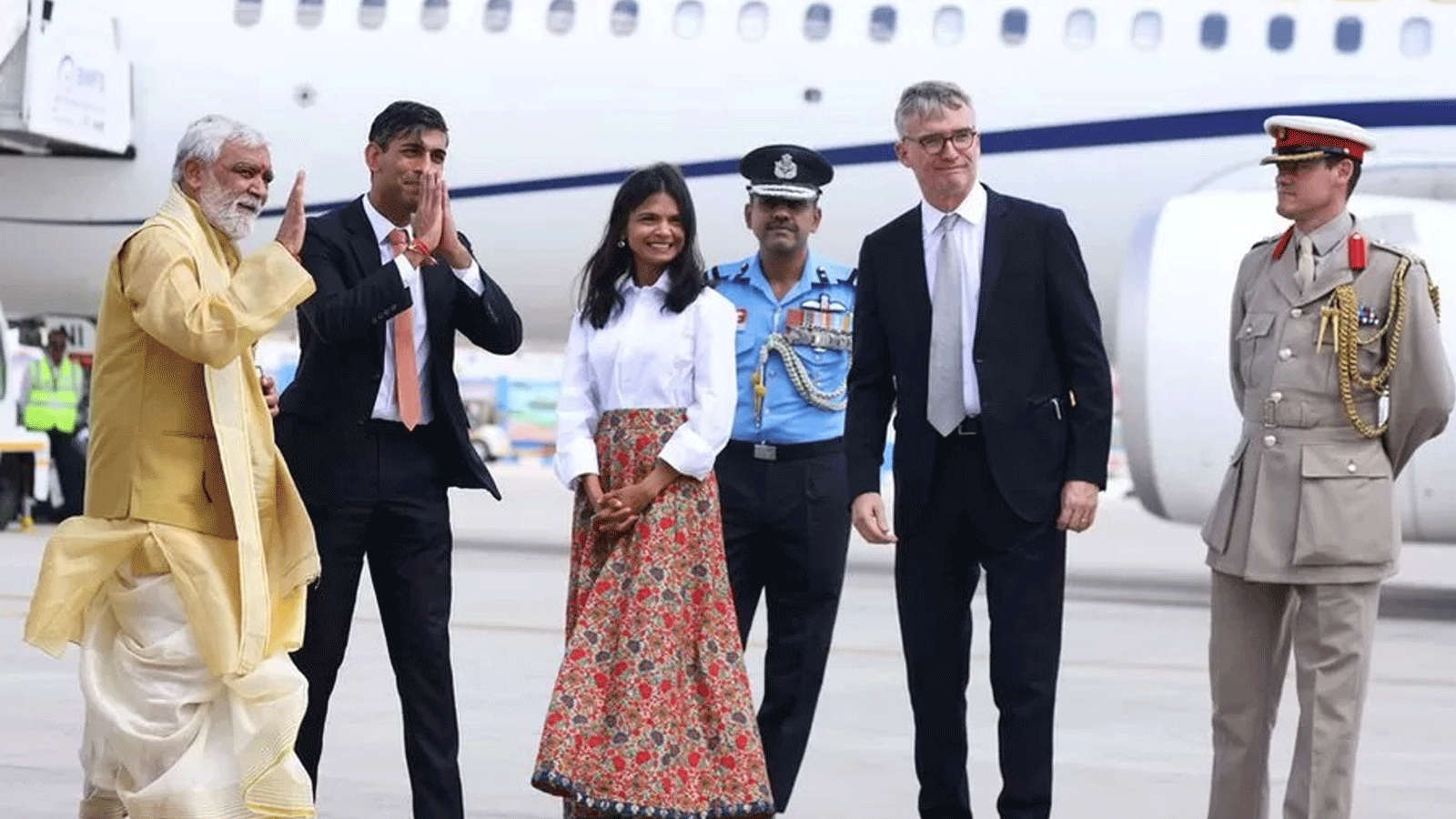 سوناك وزوجته لدى وصولهما إلى مطار انديرا غاندي