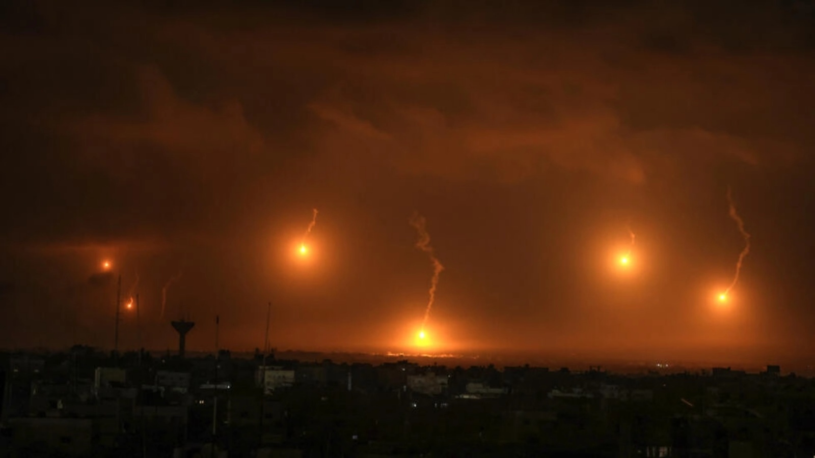 قنابل مضيئة أطلقتها القوات الإسرائيلية فوق خان يونس جنوب قطاع غزة في الأول من ديسمبر 2023 