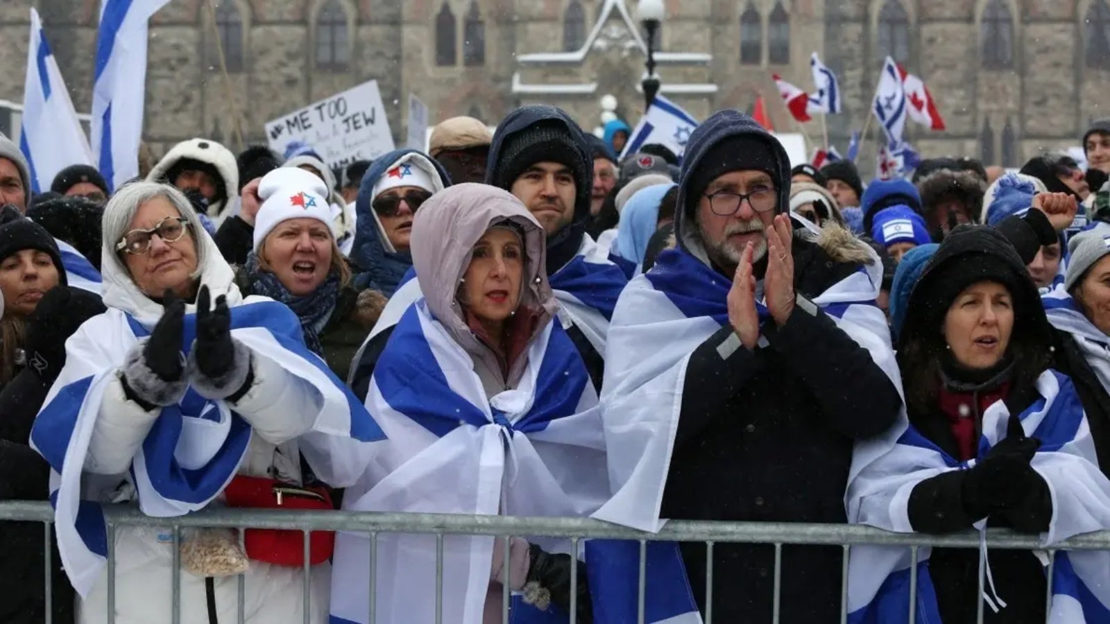 متظاهرون يتجمعون لدعم الجالية اليهودية، في مبنى البرلمان في أوتاوا، أونتاريو، كندا، في 4 ديسمبر 2023