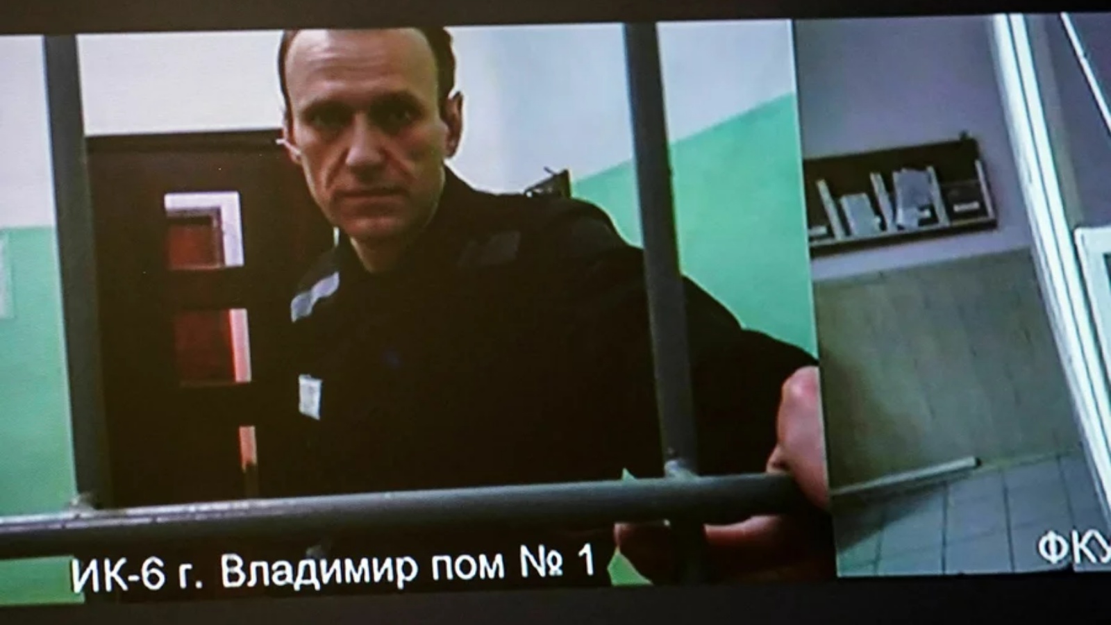 أليكسي نافالني عند وصوله إلى جلسة استماع بشأن الاستئناف المقدم ضد قرار المحكمة بسجنه لمدة 19 عامًا في سجن شديد الحراسة بتهم مرتبطة بالتطرف، في محكمة في موسكو في 26 سبتمبر