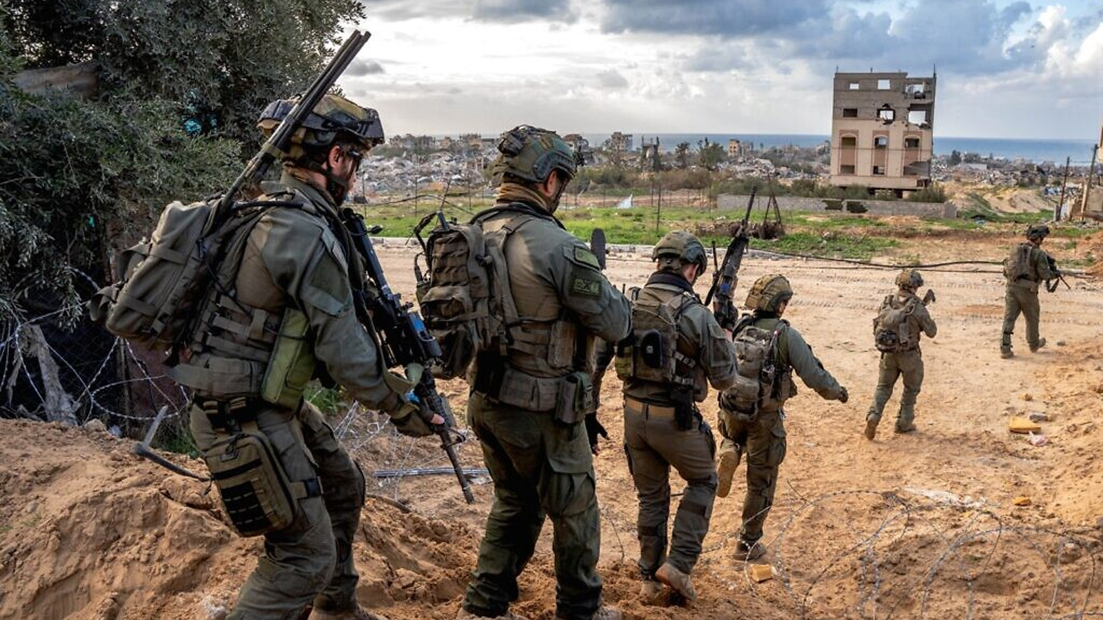 جنود إسرائيليون يعملون في قطاع غزة في صورة نشرها الجيش في 27 ديسمبر(كانون الأول) 2023