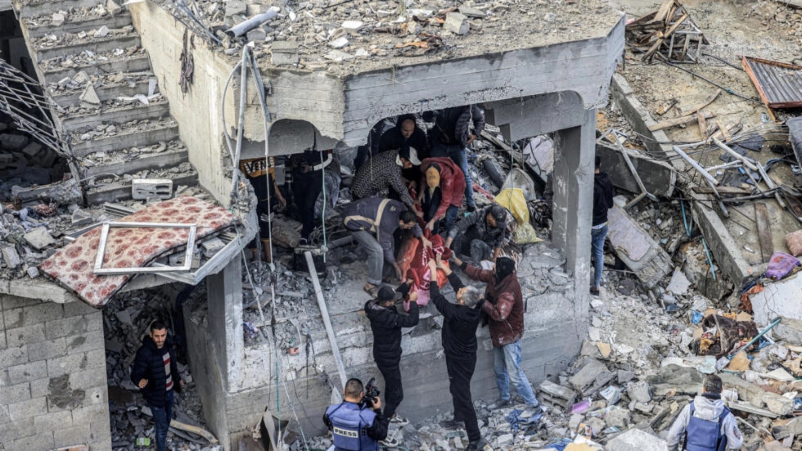 عملية بحث عن ضحايا قصف إسرائيلي في مخيم المغازي للاجئين جنوب قطاع غزة، 25 ديسمبر 2023