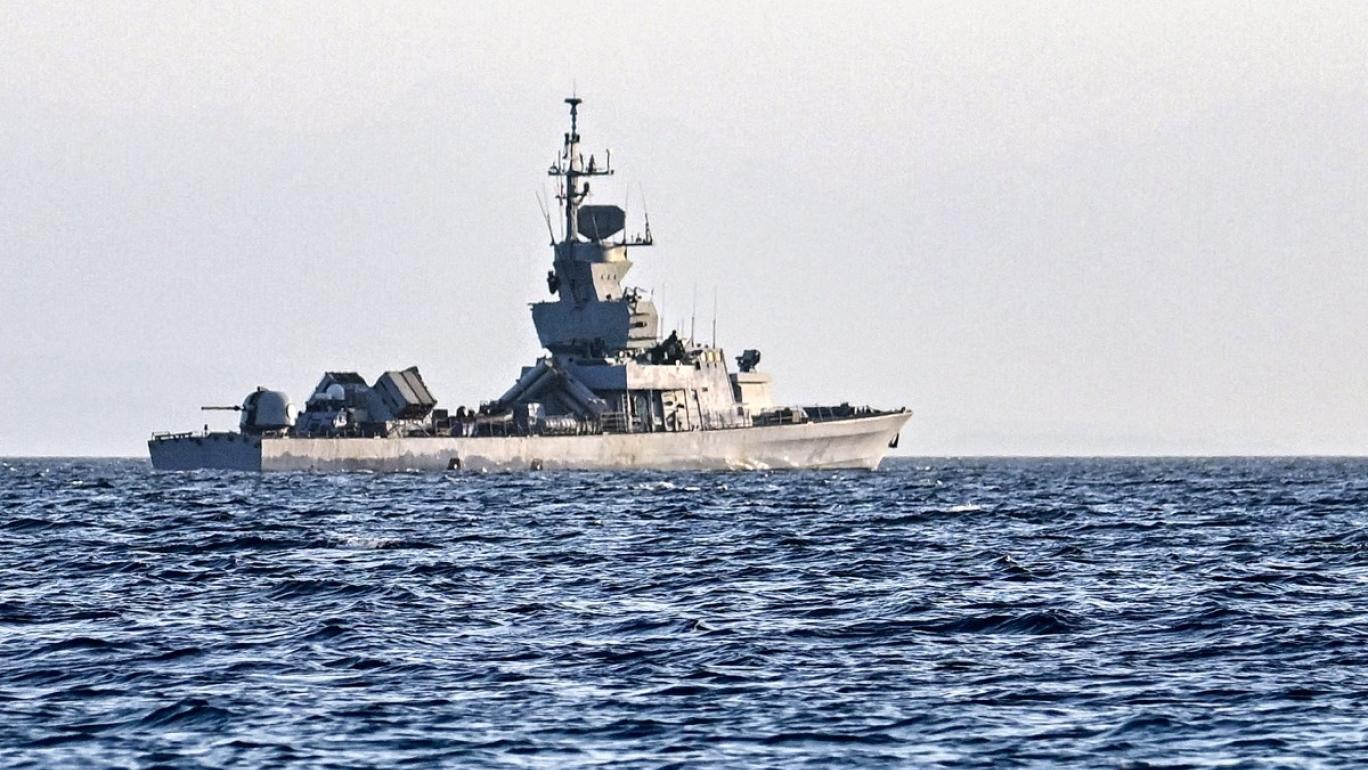 زورق صاروخي تابع للبحرية الإسرائيلية يقوم بدورية في البحر الأحمر
