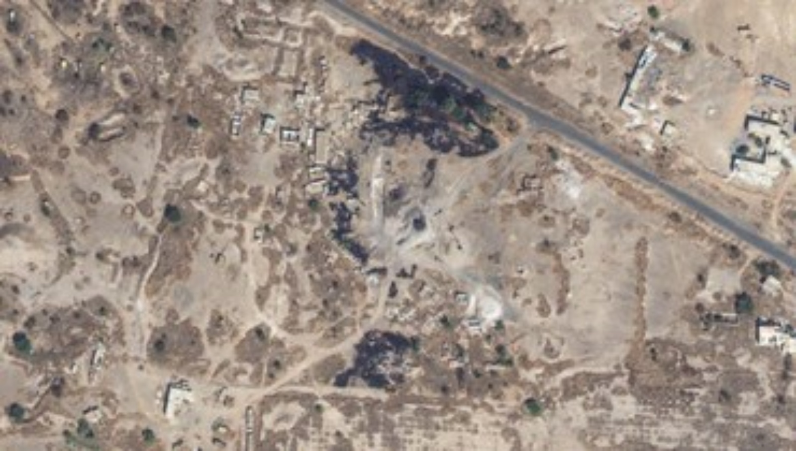 صورة عبر الأقمار الاصطناعية تظهر القصف الأميركي قرب مطار صنعاء. أ ف ب صورة عبر الأقمار الاصطناعية تظهر القصف الأميركي قرب مطار صنعاء
