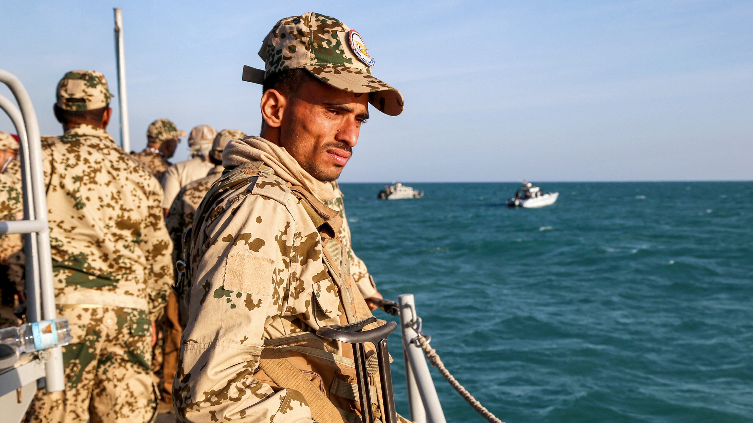 أفراد في حرس السواحل اليمني على متن قارب دوري في البحر الأحمر قبالة مدينة مخا في محافظة تعز الغربية، قرب مضيق باب المندب، في 12 كانون الأول (ديسمبر) 2023