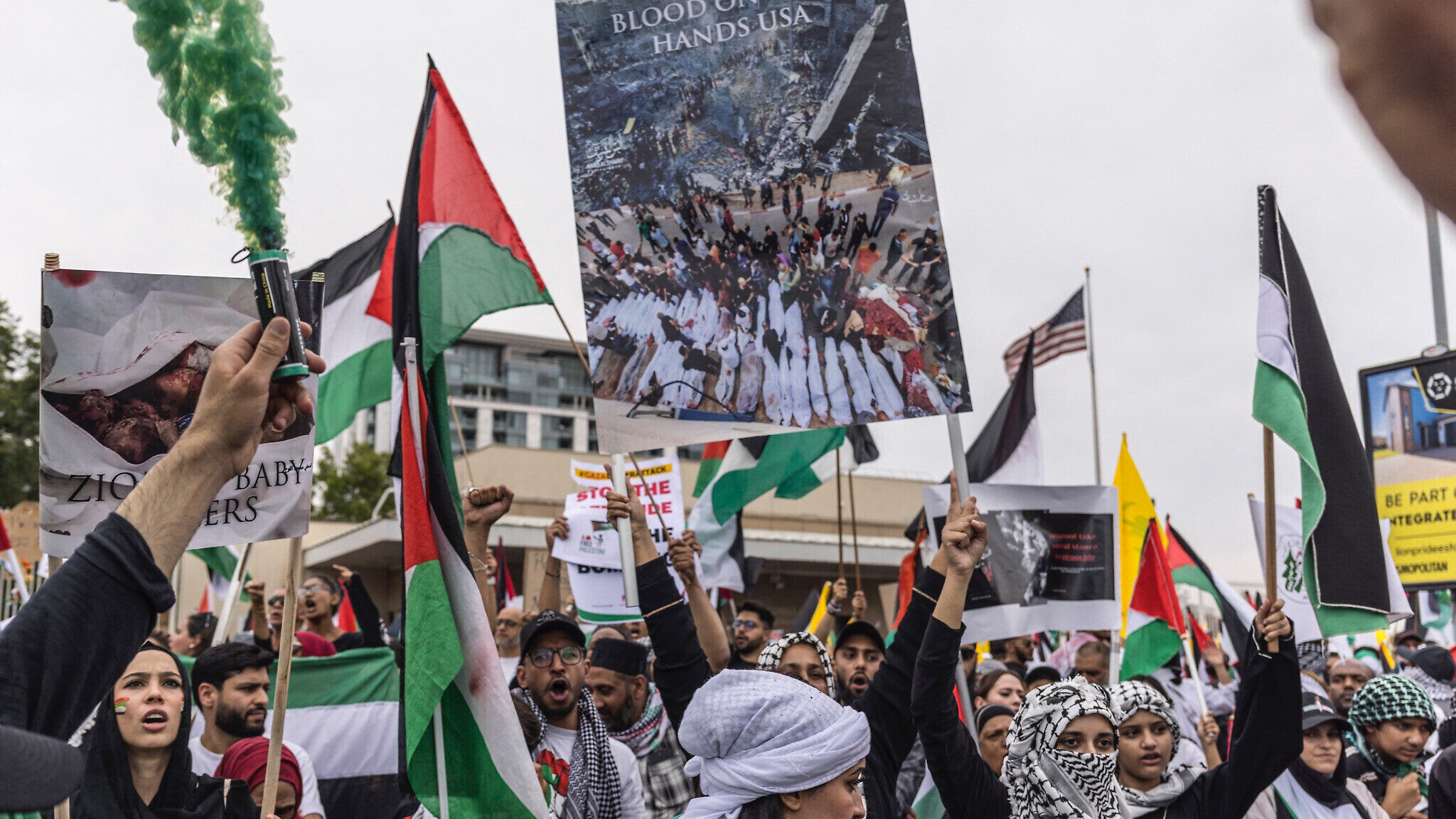 مؤيدون لفلسطين يتظاهرون أمام القنصلية الأميركية في جوهانسبرغ في الرابع من تشرين الثاني (نوفمبر) 2023