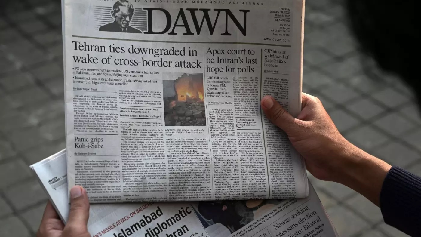 رجل في إسلام أباد يقرأ صحيفة في 18 كانون الثاني (يناير) 2024، بعيد هجوم إيراني استهدف باكستان ويرمي إلى توسيع رقعة الأزمة إقليمياً