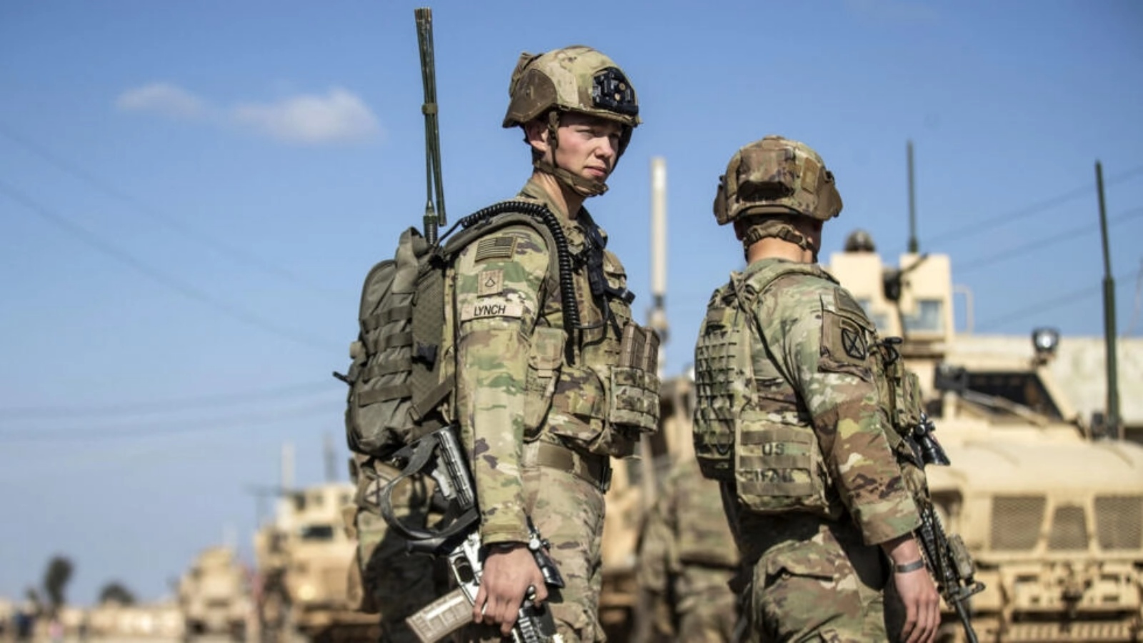 جنود أميركيون يقومون بدورية في منطقة في بلدة تل حميس جنوب شرق مدينة القامشلي في محافظة الحسكة شمال شرقي سوريا، في 24 كانون الثاني (يناير) 2024