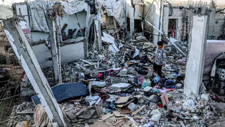 دمار في غزة بعد غارة إسرائيلية في السابع من شباط (فبراير) 2024