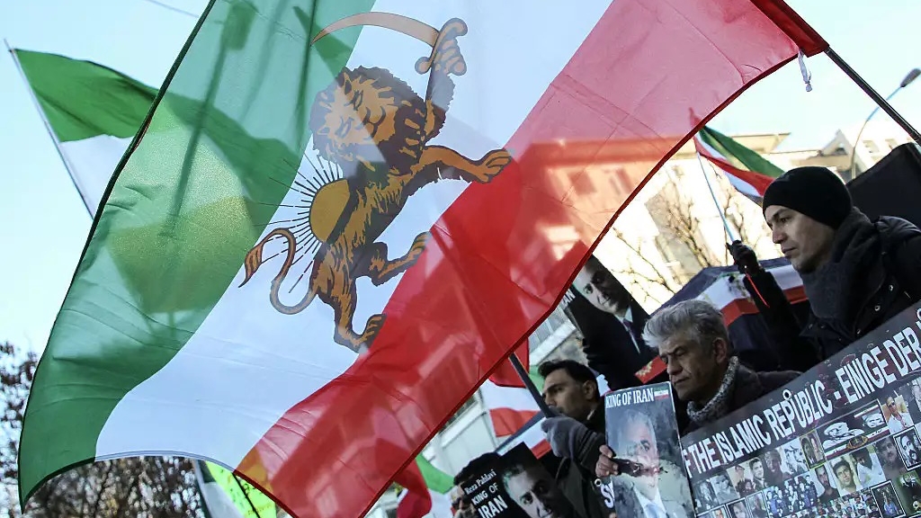 متظاهرون معارضون للنظام الإيراني أمام القنصلية الإيرانية في فرانكفورت