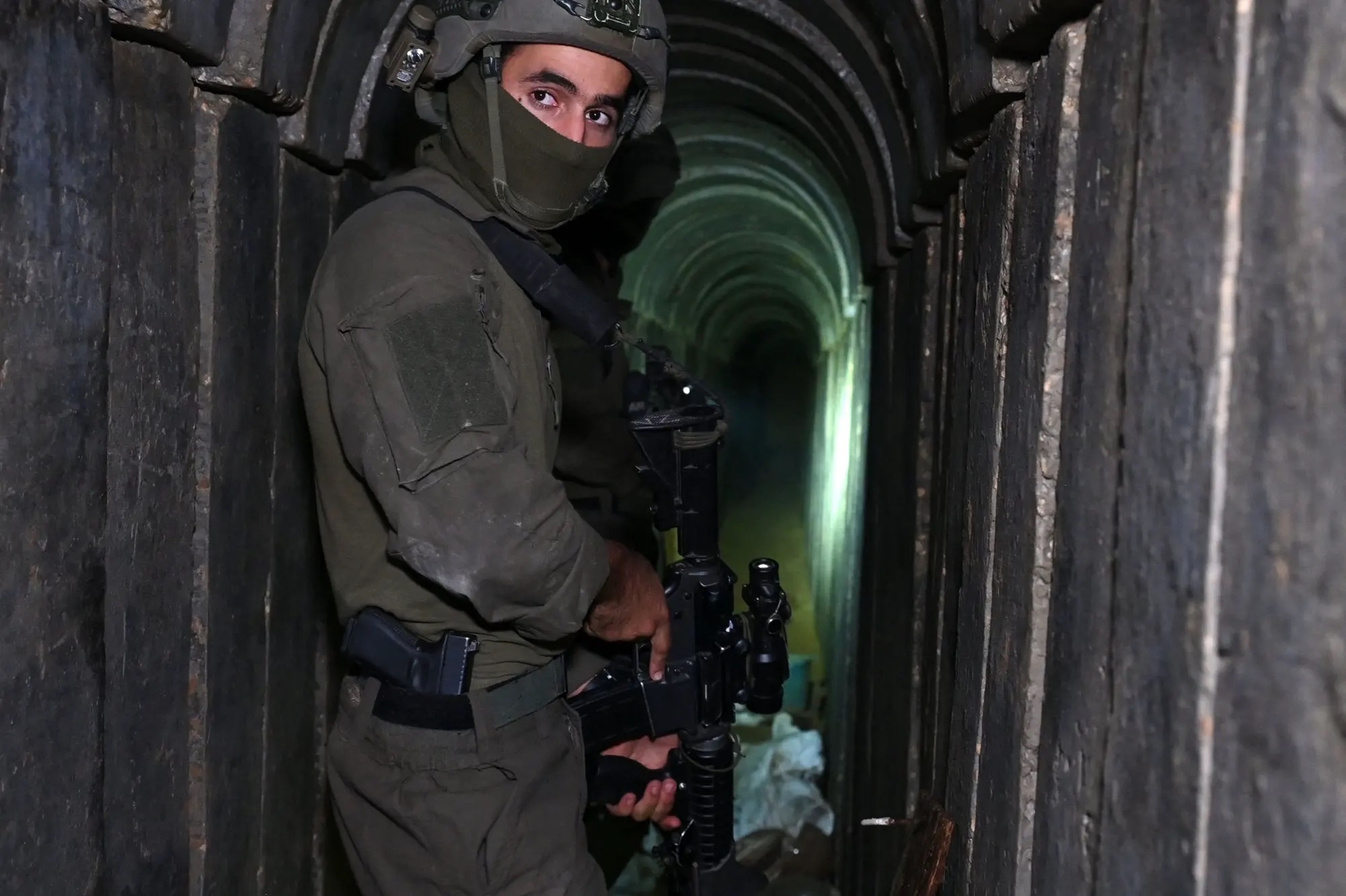 جندي إسرائيلي داخل نفق في قطاع غزة