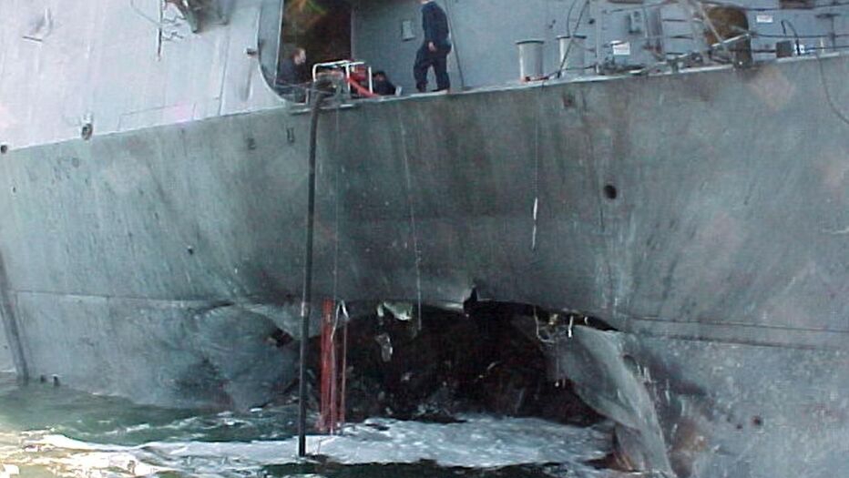 المدمرة يو إس إس كول بعد تعرضها للهجوم في 12 تشرين الأول (أكتوبر) 2000