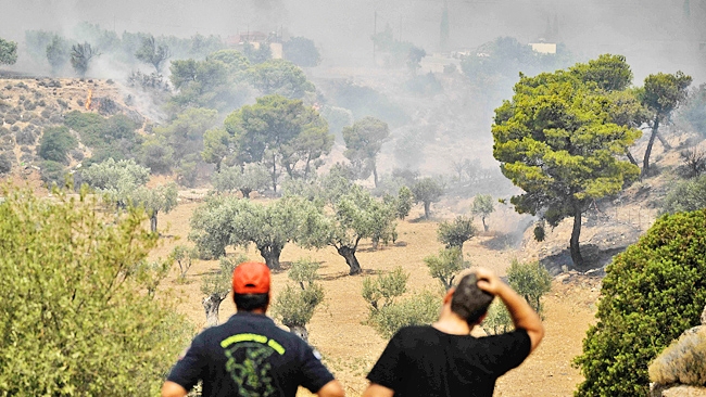 جهود إطفاء حريق اندلع في اليونان بالقرب من أثينا