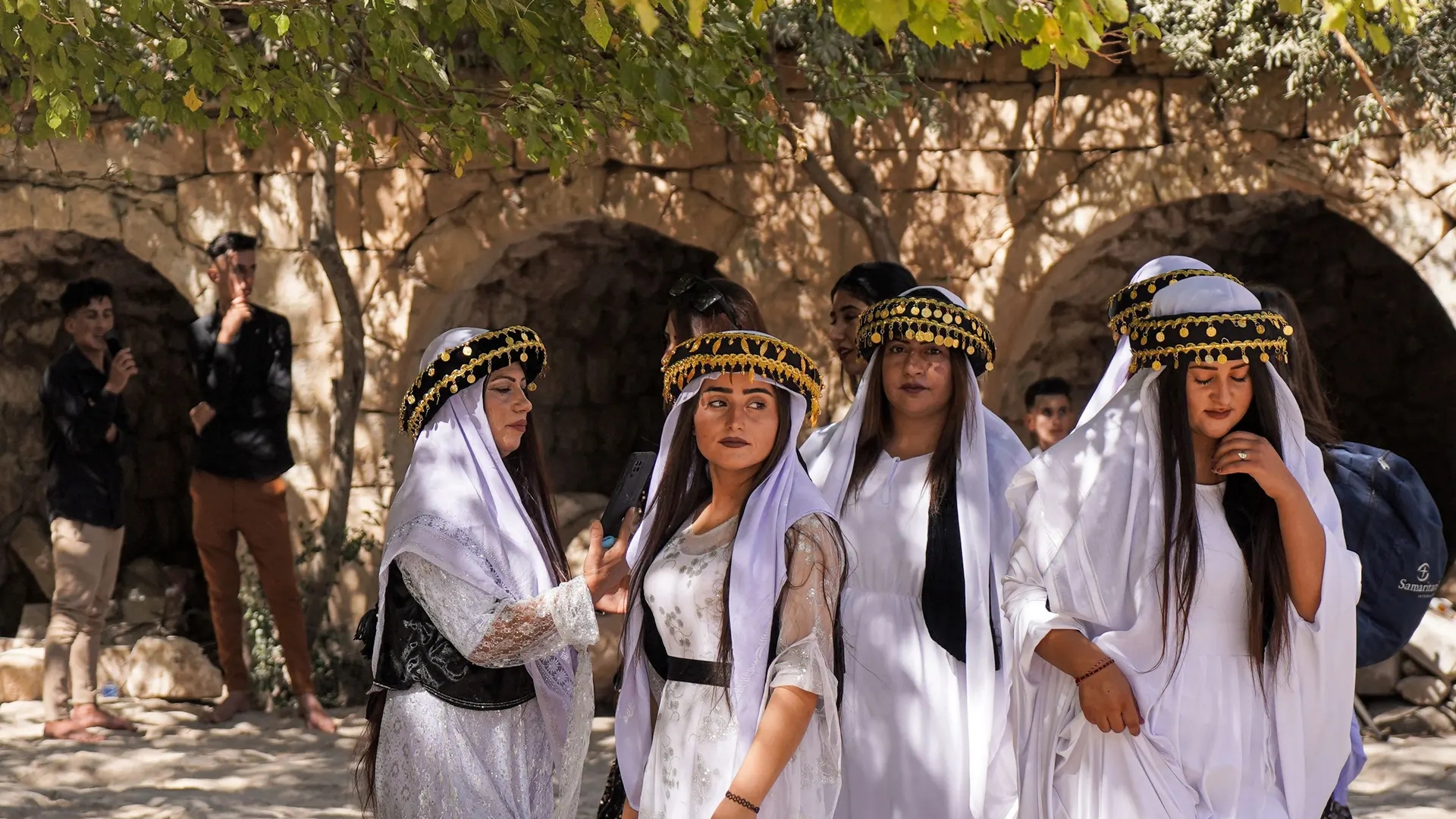 أيزيديات بلباسهن التقليدي