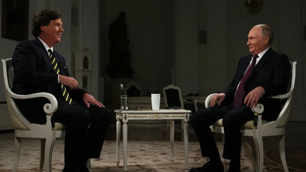 الرئيس الروسي فلاديمير بوتين (يمين) خلال اللقاء مع الإعلامي الأميركي تاكر كارلسون