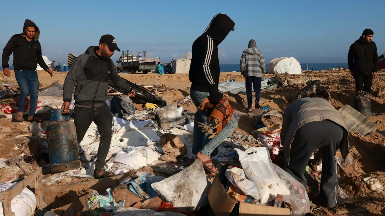 فلسطينيون في خان يونس بعد غارة إسرائيلية في 21 شباط (فبراير) 2024