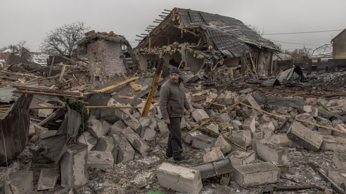 رجل يقف فوق خرائب منزل دمره قصف روسي في كييف، في 11 كانون الأول (ديسمبر) 2023