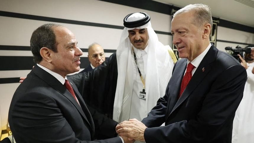 المصافحة بين الرئيسين التركي والمصري في الدوحة يتوسطهما أمير قطر