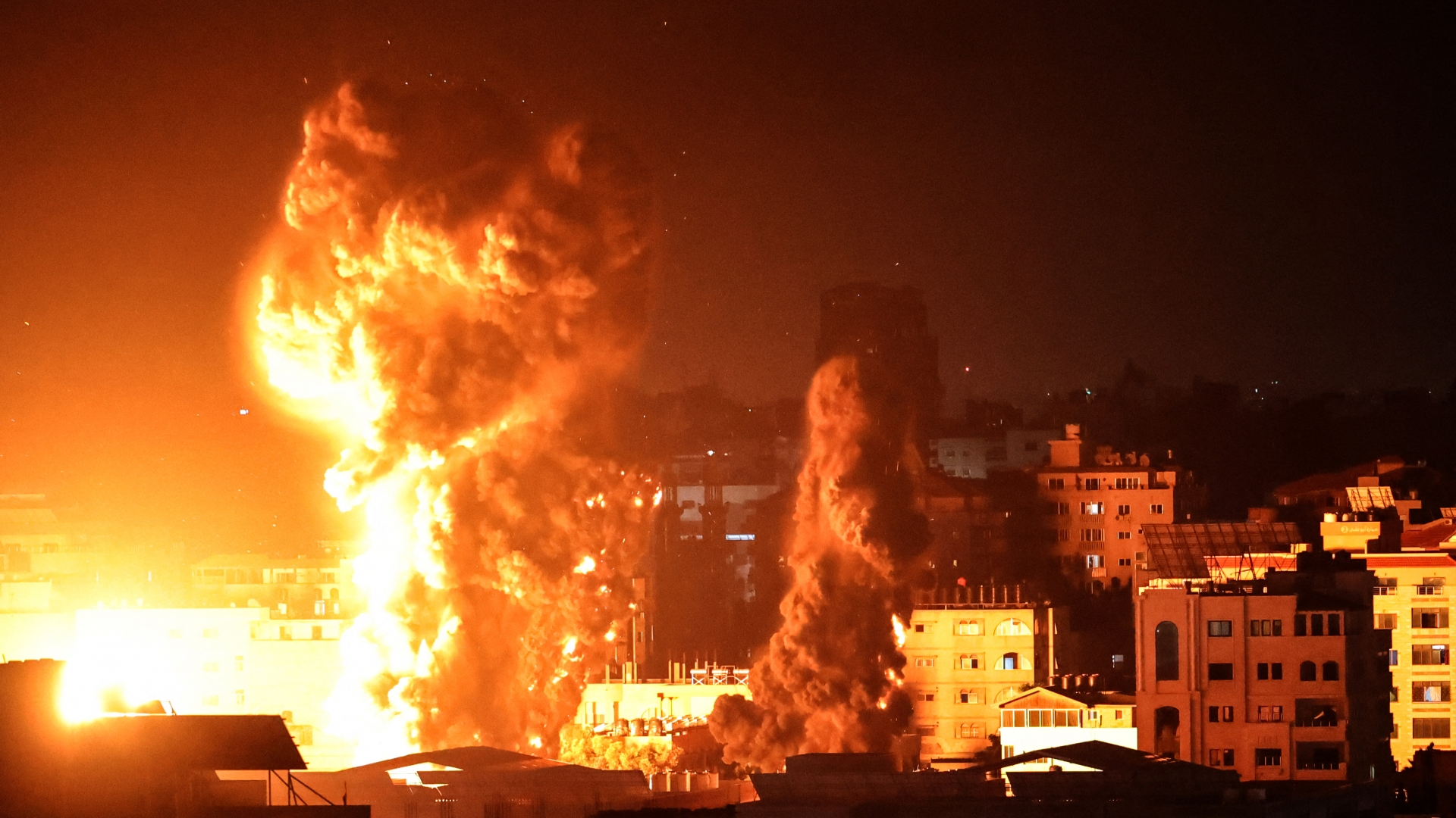 نار القصف الإسرائيلي تحول غزة إلى جحيم رداً على هجوم السابع من تشرين الأول (أكتوبر) الدموي