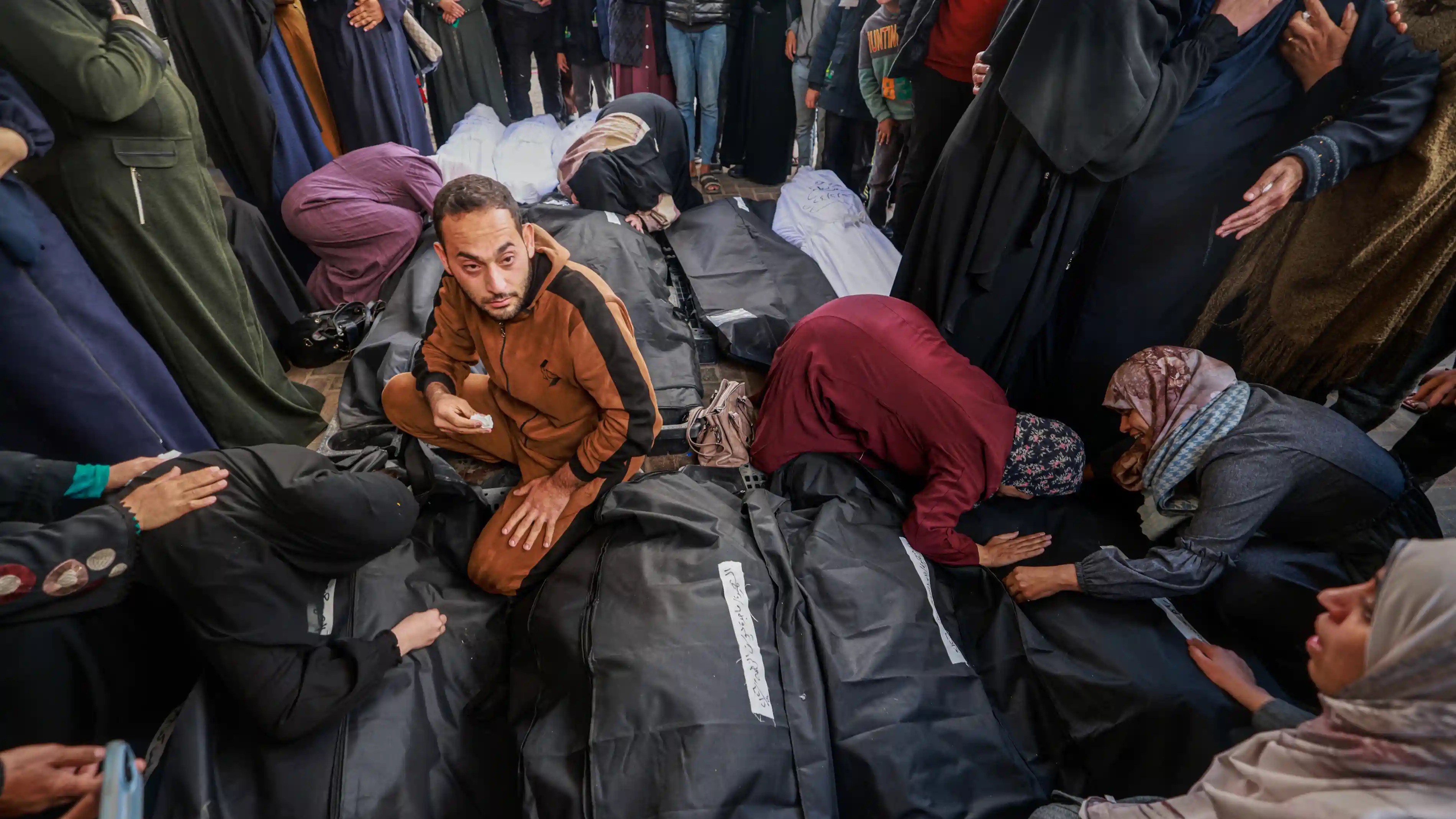 فلسطينيون يبكون من سقطوا بفعل القصف الإسرائيلي على غزة