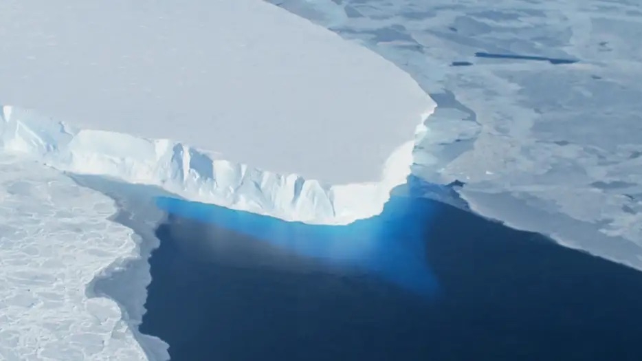 يبلغ عرض العملاق الجليدي ثويتس 120 كيلومترا