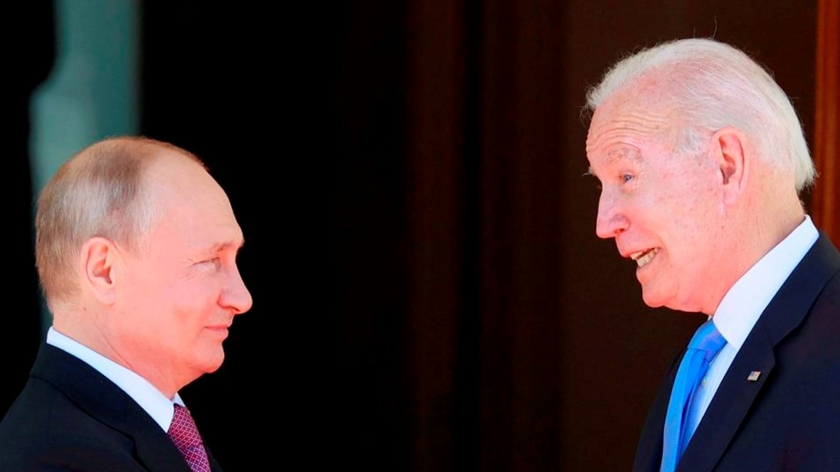 الرئيس الروسي فلاديمير بوتين (على اليسار) يصافح الرئيس الأميركي جو بايدن قبل اجتماعهما في 