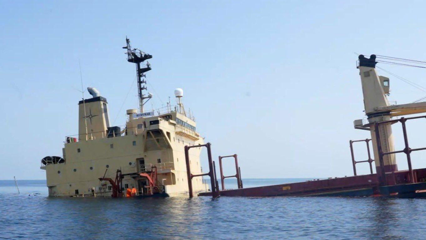صورة تظهر غرق السفينة روبيمار التي تحمل علم بيليز قبالة السواحل اليمنية 