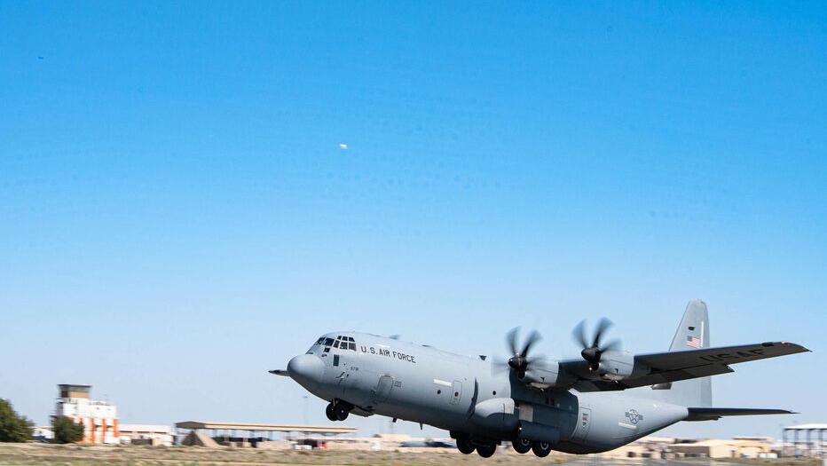 قامت طائرات النقل الجوي الأميركي بإسقاط حاويات من المواد الغذائية والمساعدات الإنسانية فوق غزة
