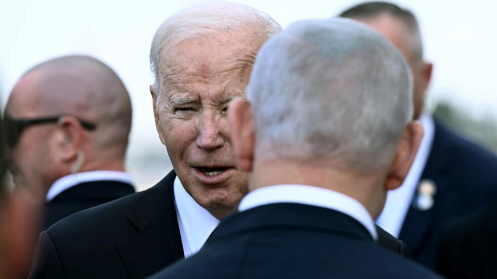 الرئيس الأميركي جو بايدن لدى وصوله الى مطار بن غوريون في تل أبيب وفي استقباله رئيس الوزراء الإسرائيلي بنيامين نتانياهو في 18 تشرين الأول (أكتوبر) 2023 
