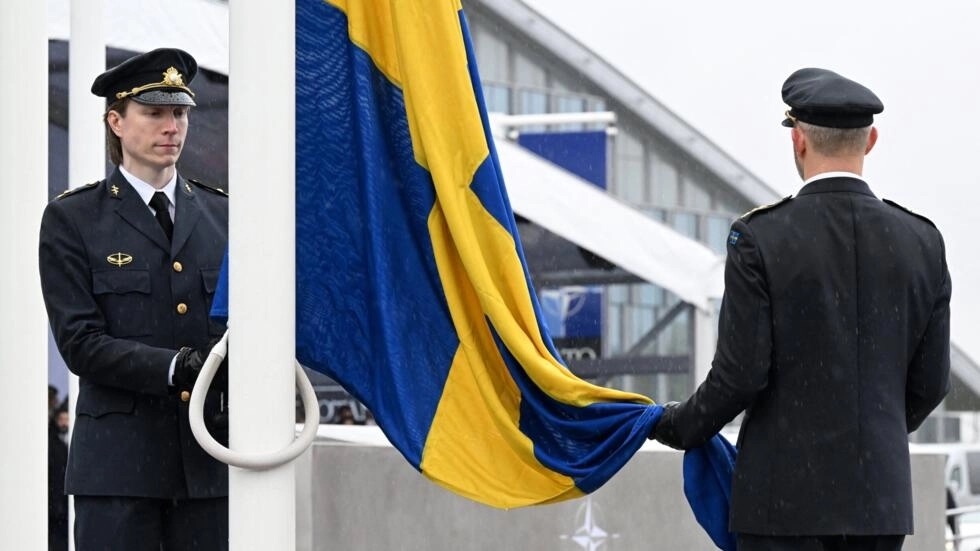 رفع علم السويد أمام مقر حلف شمال الأطلسي 