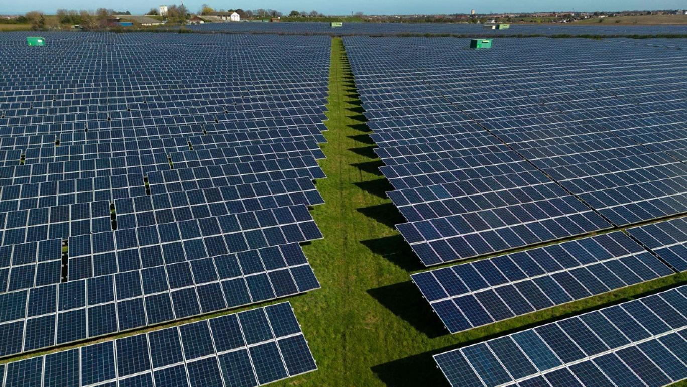 مزرعة لتوليد الطاقة الكهربائية من الألواح الشمسية في جنوبي شرق إنجلترا