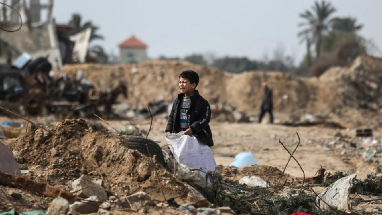 طقل يبكي وسط أنقاض مخيم المغازي في قطاع غزة