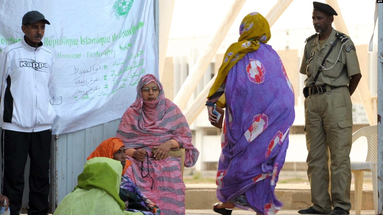 نساء أمام أحد مراكز الاقتراع في نواكشوط