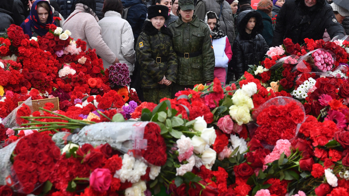 باقات الزهور في مقر الاعتداء الإرهابي تكريماً للذين سقطوا قتلى وجرحى بالمئات