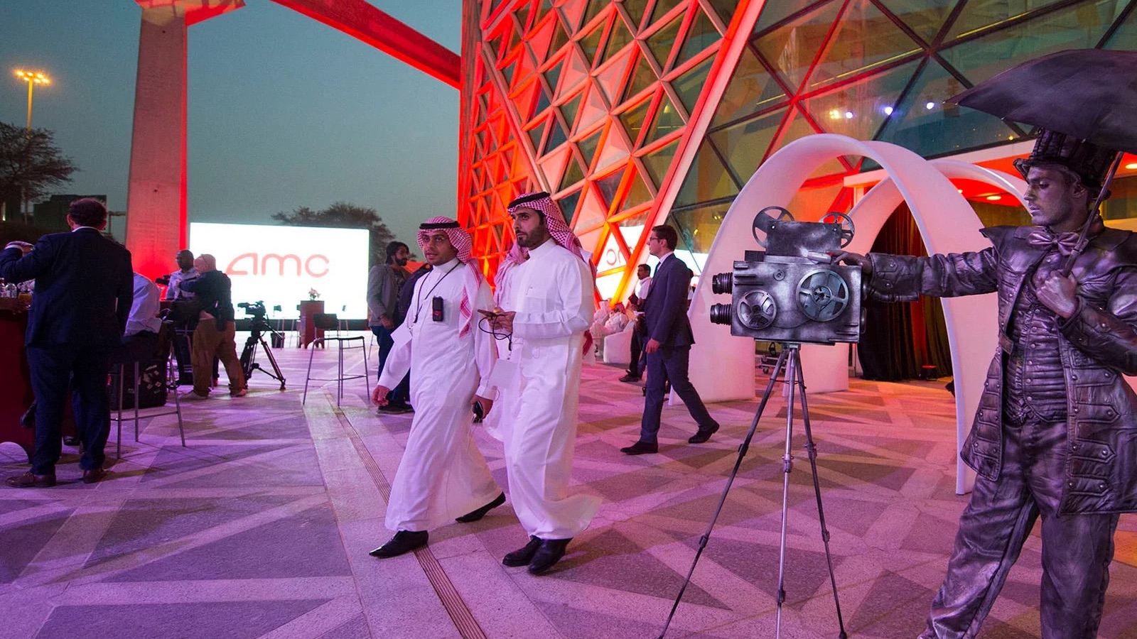 تشهد السعودية نهضة فنية فعلية حديثاً في ميداني الإنتاج السينمائي والتلفزيوني