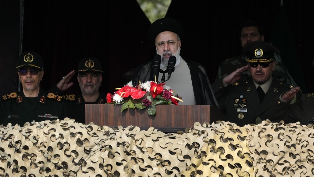 الرئيس الإيراني يلقي كلمته في عيد الجيش الأربعاء
