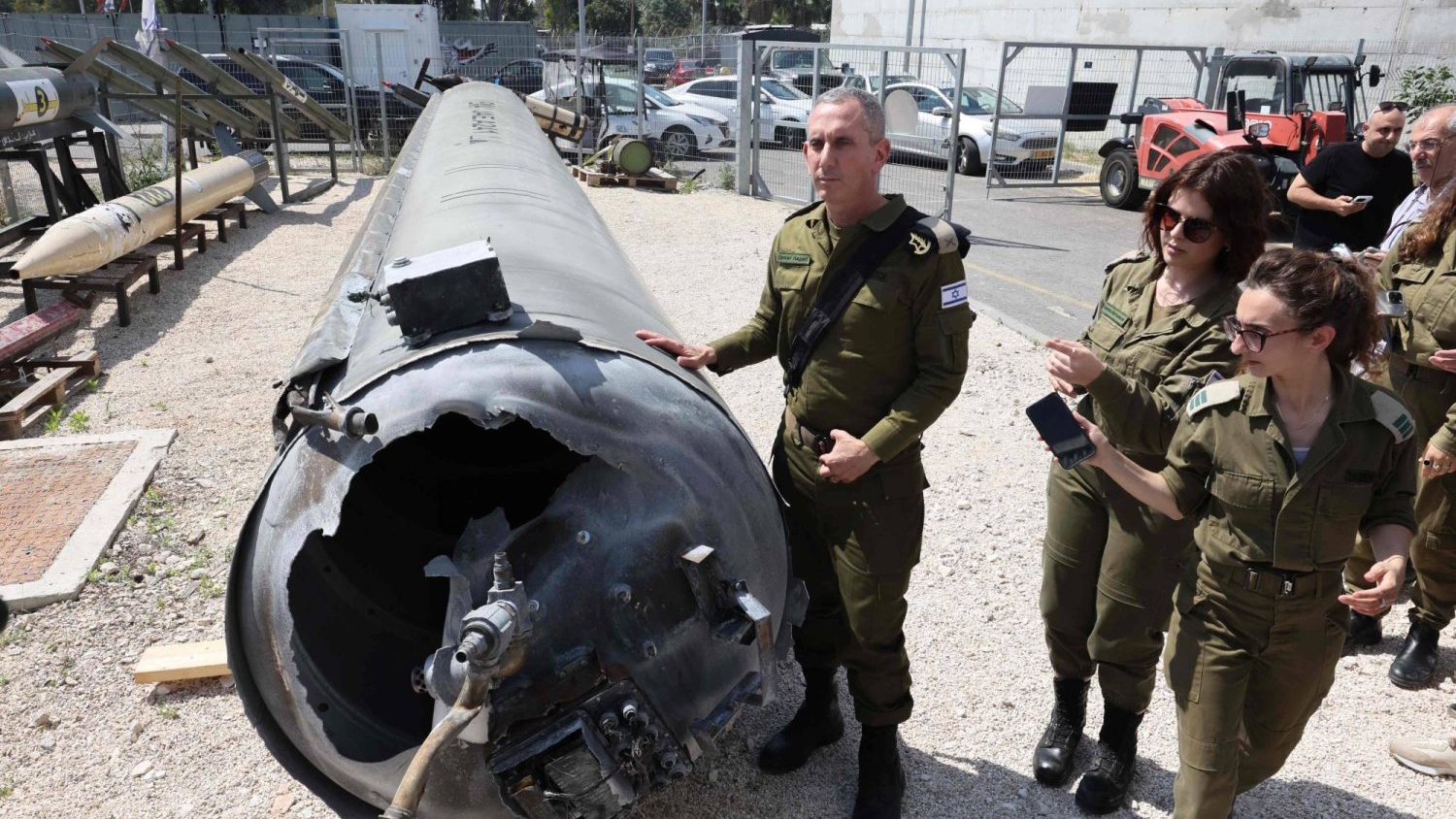 أفراد من الجيش الإسرائيلي يعرضون بقايا صاروخ باليستي إيراني